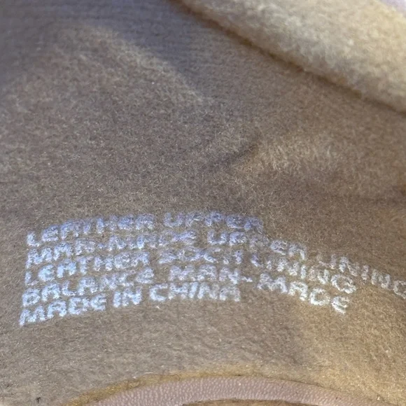 Earth Aloha leather bungee slip-on sandals in Blush color.
Size 8.5 - Picture 4 of 5